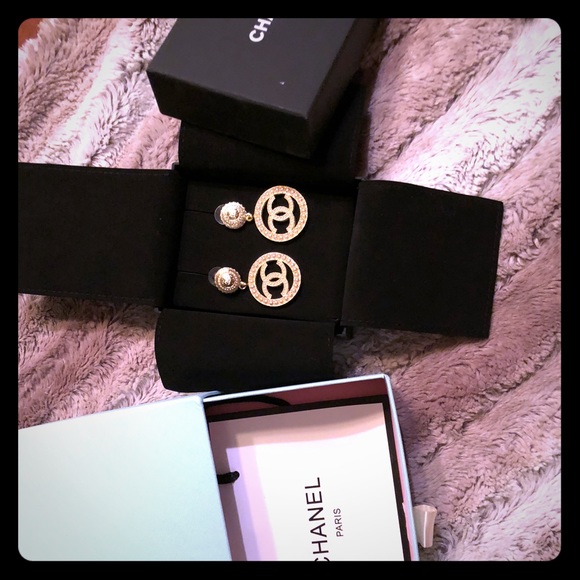 CHANEL Jewelry - NEW CHANEL GOLD TONE FAUX PEARLS EARRINGS